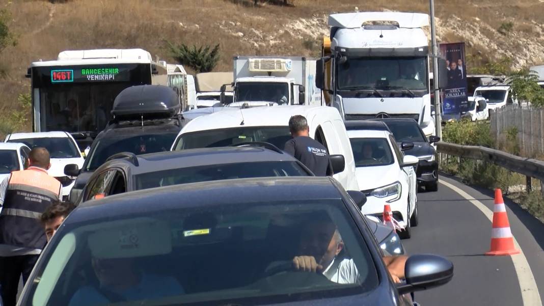 TIR’ın dorsesinden saçılan mermerler otoyolu felç etti 13